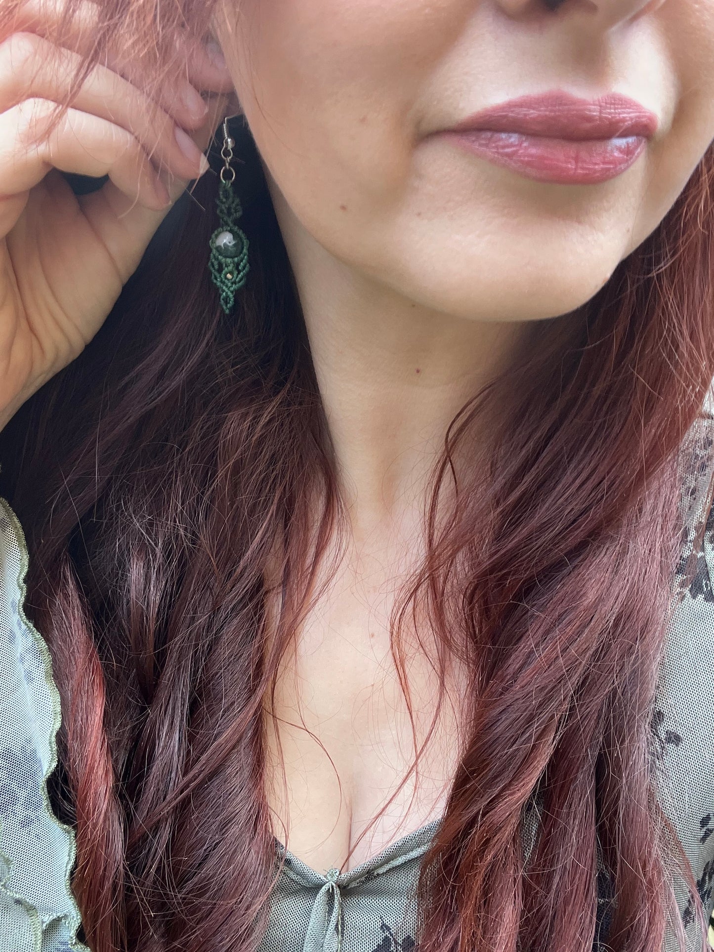 Boho visací náušnice ze zelené šňůrky s přírodními kameny