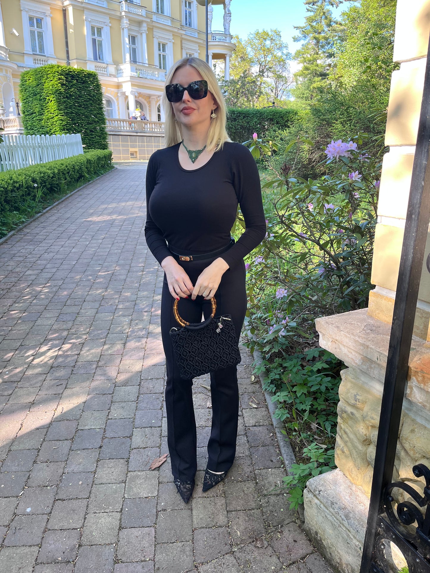 Luxuriöse Makramee-Handtasche mit Bambusgriff – Black Elegance