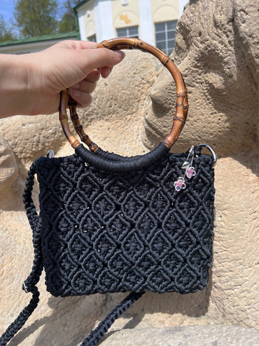 Luxuriöse Makramee-Handtasche mit Bambusgriff – Black Elegance
