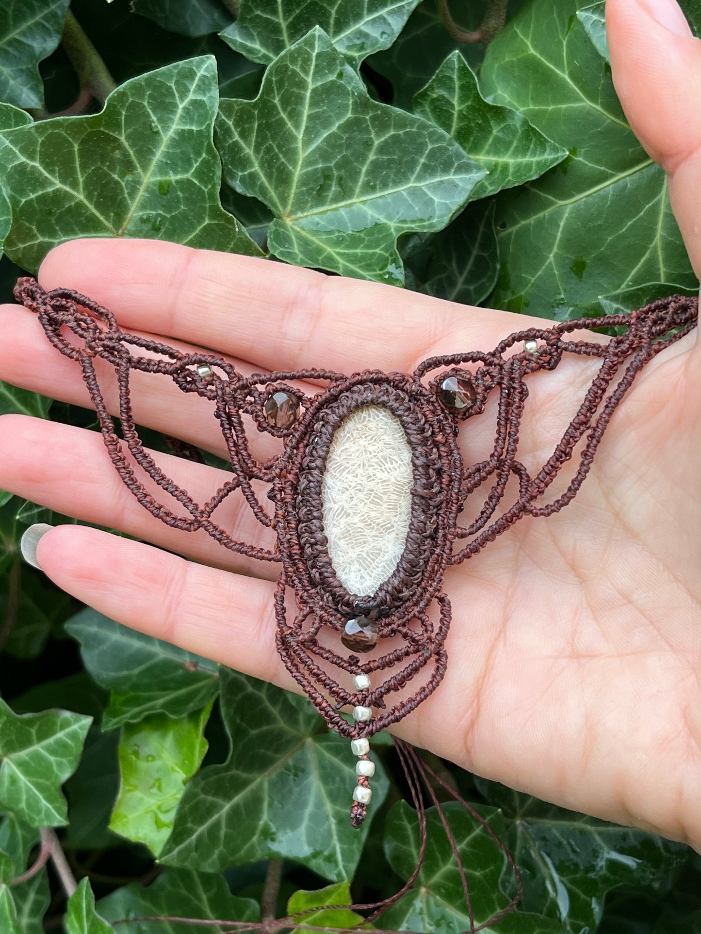 Náhrdelník “Sylvar” se zkamenělým korálem