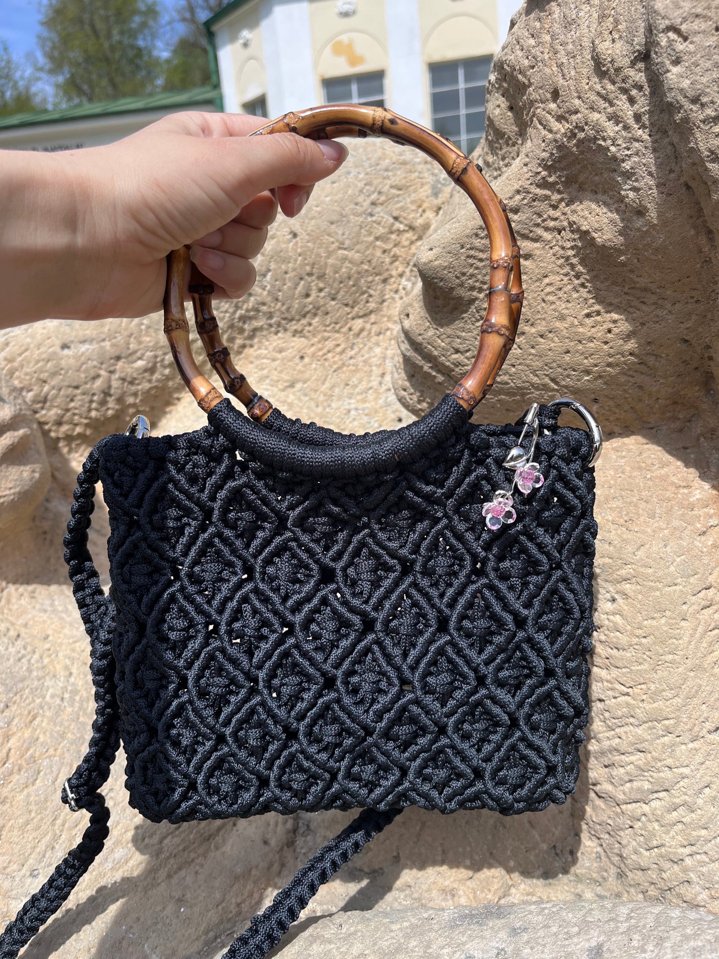 Luxuriöse Makramee-Handtasche mit Bambusgriff – Black Elegance