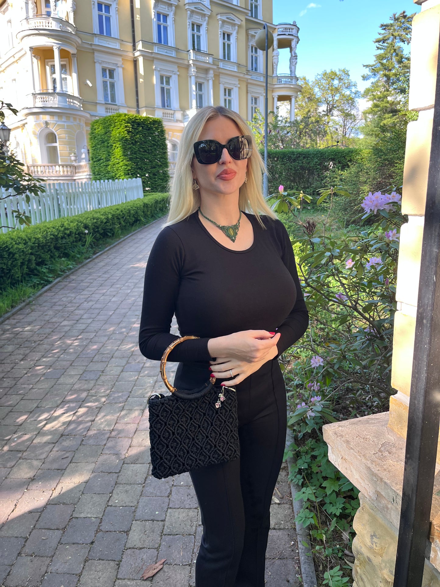 Luxuriöse Makramee-Handtasche mit Bambusgriff – Black Elegance