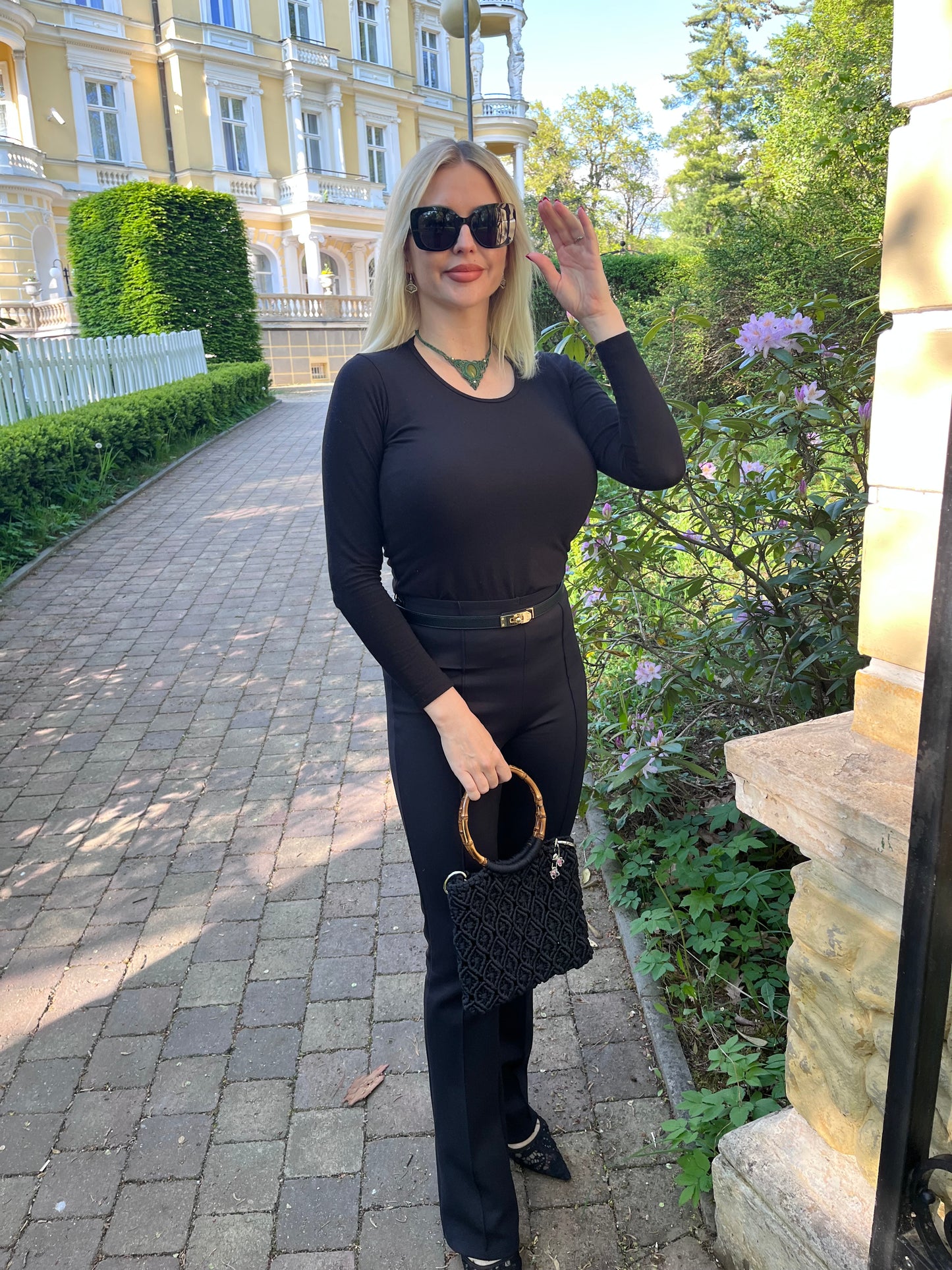 Luxuriöse Makramee-Handtasche mit Bambusgriff – Black Elegance