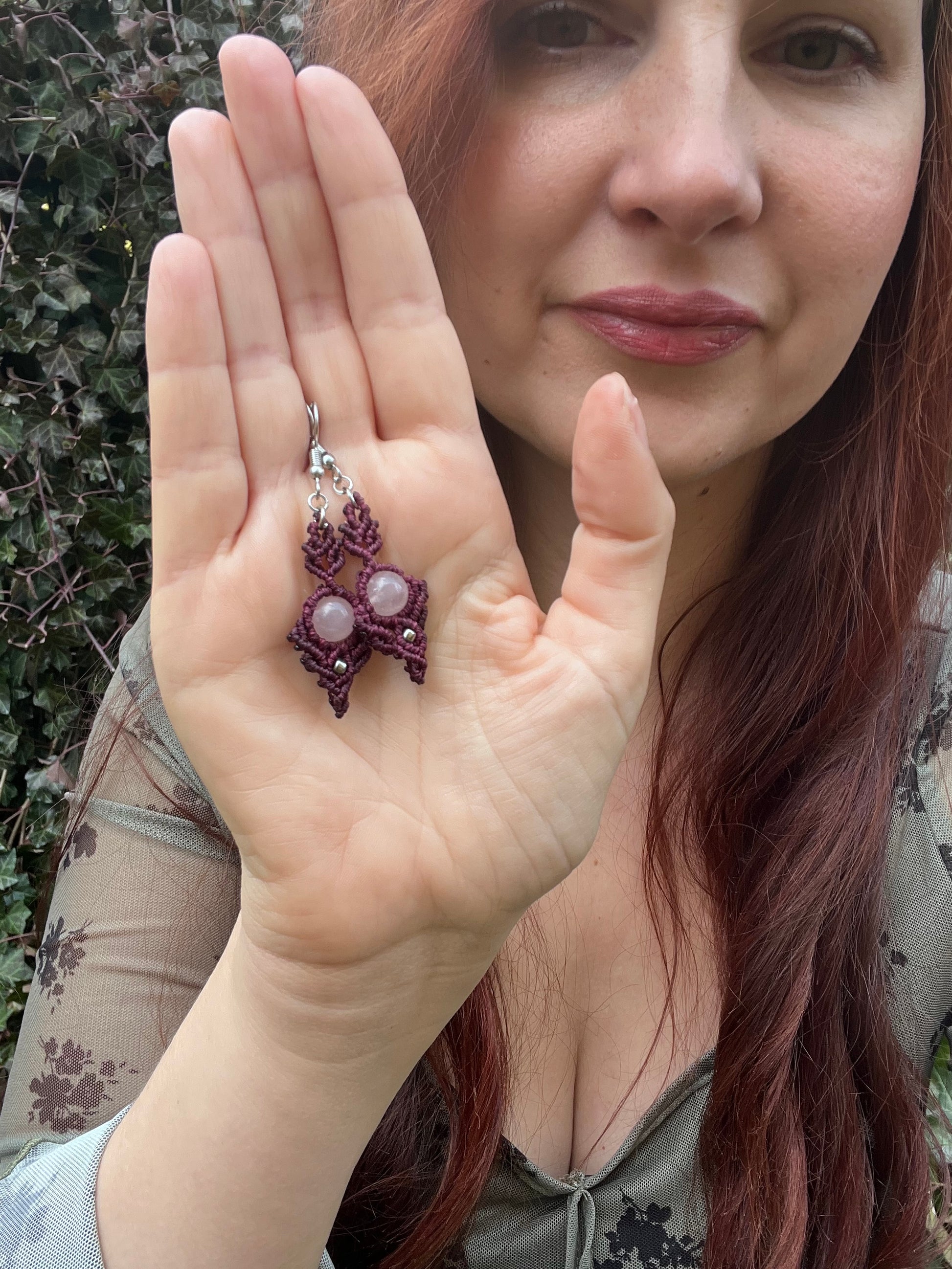 Fialové macramé náušnice s růženínem, ručně vyráběné boho, fantasy šperky 