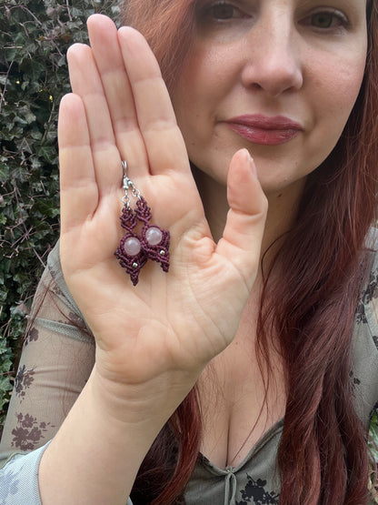 Fialové macramé náušnice s růženínem, ručně vyráběné boho, fantasy šperky 